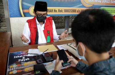 Umat Islam membayar zakat fitrah melalui amil zakat di Masjid Istiqlal, Jakarta, Sabtu (8/5/2021).