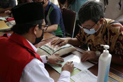 Umat Islam membayar zakat fitrah melalui amil zakat di Masjid Istiqlal, Jakarta, Sabtu (8/5/2021).
