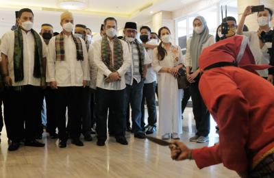 Calon Ketua Umum Kamar Dagang Indonesia (Kadin) Anindya Bakrie melakukan kunjungan silaturahmi ke Kota Makassar, Sulawesi Selatan, Minggu (9/5/2021).