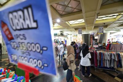 Pengunjung antusias berbelanja pakaian di Pasar Tanah Abang, Jakarta Pusat, Minggu (9/5/2021).
