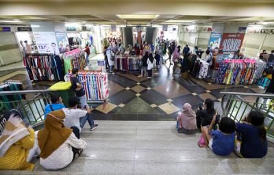 Pengunjung antusias berbelanja pakaian di Pasar Tanah Abang, Jakarta Pusat, Minggu (9/5/2021).