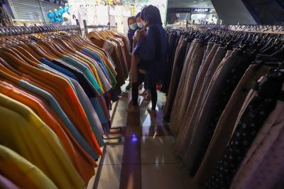 Pengunjung antusias berbelanja pakaian di Pasar Tanah Abang, Jakarta Pusat, Minggu (9/5/2021).
