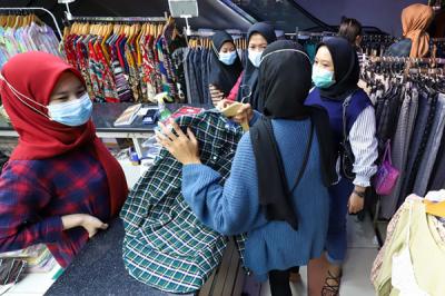 Pengunjung antusias berbelanja pakaian di Pasar Tanah Abang, Jakarta Pusat, Minggu (9/5/2021).