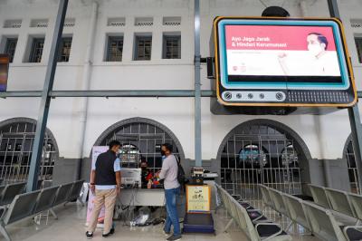 Suasana di Stasiun Pasar Senen tampak sepi di Jakarta Pusat, Minggu (9/5/2021).
