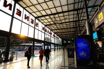 Suasana di Stasiun Pasar Senen tampak sepi di Jakarta Pusat, Minggu (9/5/2021).