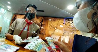 Nasabah PT Bank Tabungan Negara (Persero) Tbk sedang menghitung uang tunai pecahan Rp75 ribu di Kantor Cabang Bank BTN Jakarta Harmoni, di Jakarta, pekan ini.
