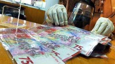 Nasabah PT Bank Tabungan Negara (Persero) Tbk sedang menghitung uang tunai pecahan Rp75 ribu di Kantor Cabang Bank BTN Jakarta Harmoni, di Jakarta, pekan ini.
