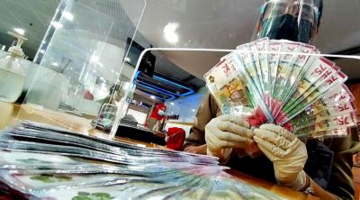 Nasabah PT Bank Tabungan Negara (Persero) Tbk sedang menghitung uang tunai pecahan Rp75 ribu di Kantor Cabang Bank BTN Jakarta Harmoni, di Jakarta, pekan ini.