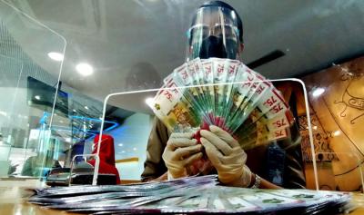 Nasabah PT Bank Tabungan Negara (Persero) Tbk sedang menghitung uang tunai pecahan Rp75 ribu di Kantor Cabang Bank BTN Jakarta Harmoni, di Jakarta, pekan ini.