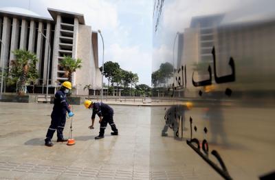 Petugas PLN mendeteksi jaringan listrik untuk memastikan keandalan saluran kabel jelang Idul Fitri 14421 H di Masjid Istiqal, Jakarta, Senin (10/5/2021).