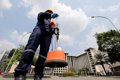 Petugas PLN mendeteksi jaringan listrik untuk memastikan keandalan saluran kabel jelang Idul Fitri 14421 H di Masjid Istiqal, Jakarta, Senin (10/5/2021).