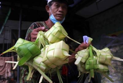 Pengrajin membuat ketupat lebaran di kawasan Pasar Kemayoran, Jakarta Pusat, Senin (10/5/2021).