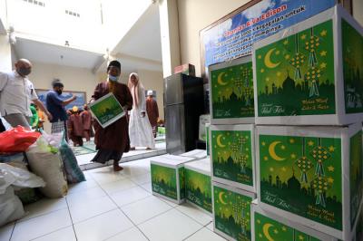 PT Perkebunan Nusantara XII menyalurkan bantuan paket sembako dan uang tunai kepada ratusan anak yatim dan puluhan jompo.