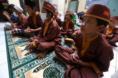 PT Perkebunan Nusantara XII menyalurkan bantuan paket sembako dan uang tunai kepada ratusan anak yatim dan puluhan jompo.
