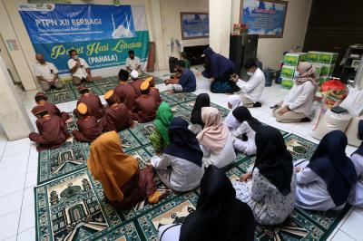 PT Perkebunan Nusantara XII menyalurkan bantuan paket sembako dan uang tunai kepada ratusan anak yatim dan puluhan jompo.