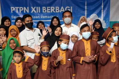 PT Perkebunan Nusantara XII menyalurkan bantuan paket sembako dan uang tunai kepada ratusan anak yatim dan puluhan jompo.