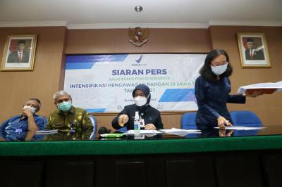 Kepala BPOM Surabaya Rustyawati, memaparkan hasil temuan pengawasan pangan selama Ramadan dan Idul Fitri di kantor Balai Besar POM, Surabaya, Senin (10/5/2021).