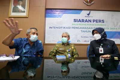 Kepala BPOM Surabaya Rustyawati, memaparkan hasil temuan pengawasan pangan selama Ramadan dan Idul Fitri di kantor Balai Besar POM, Surabaya, Senin (10/5/2021).