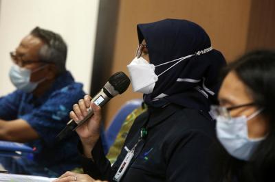Kepala BPOM Surabaya Rustyawati, memaparkan hasil temuan pengawasan pangan selama Ramadan dan Idul Fitri di kantor Balai Besar POM, Surabaya, Senin (10/5/2021).