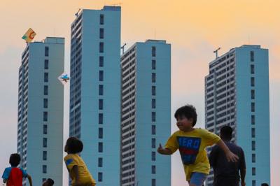 Anak-anak bermain layang-layang disaat senja menunggu berbuka puasa di sekitar Masjid Raya KH Hasyim Asyari, Jakarta Barat, Senin (10/5/2021).
