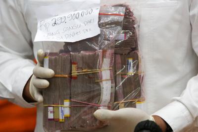 Kadiv Humas Polri Irjen Pol Argo Yuwono menunjukan barang bukti saat jumpa pers OTT Bupati Nganjuk di Bareskrim Polri, Jakarta, Selasa (11/5/2021).