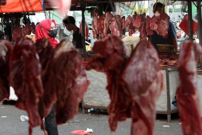 Pembeli memilih daging sapi di Pasar Kramat Jati, Jakarta Timur, Selasa (11/5/2021).