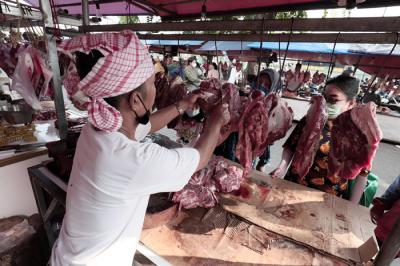 Pembeli memilih daging sapi di Pasar Kramat Jati, Jakarta Timur, Selasa (11/5/2021).