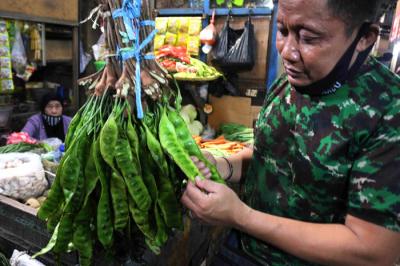 Pedagang menunjukan pete di Pasar Inpres Serdang, Kemayoran, Jakarta Pusat, Selasa (11/5/2021).