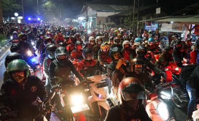 Pemudik menggunakan sepeda motor terjebak kemacetan saat melintasi posko penyekatan mudik di Kedungwaringin, Kabupaten Bekasi, Jawa Barat, Senin (10/5/2021).