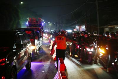 Pemudik menggunakan sepeda motor terjebak kemacetan saat melintasi posko penyekatan mudik di Kedungwaringin, Kabupaten Bekasi, Jawa Barat, Senin (10/5/2021).