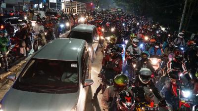 Pemudik menggunakan sepeda motor terjebak kemacetan saat melintasi posko penyekatan mudik di Kedungwaringin, Kabupaten Bekasi, Jawa Barat, Senin (10/5/2021).