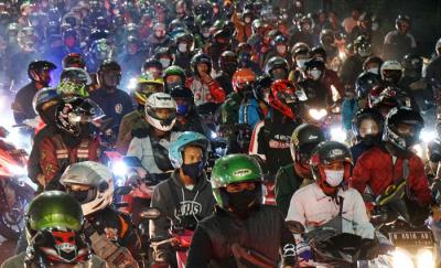 Pemudik menggunakan sepeda motor terjebak kemacetan saat melintasi posko penyekatan mudik di Kedungwaringin, Kabupaten Bekasi, Jawa Barat, Senin (10/5/2021).