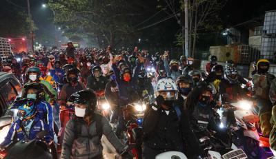 Pemudik menggunakan sepeda motor terjebak kemacetan saat melintasi posko penyekatan mudik di Kedungwaringin, Kabupaten Bekasi, Jawa Barat, Senin (10/5/2021).
