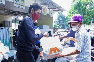 Penyerahan sembako Bank Mega Syariah kepada warga di Jakarta, Selasa (11/5/2021).