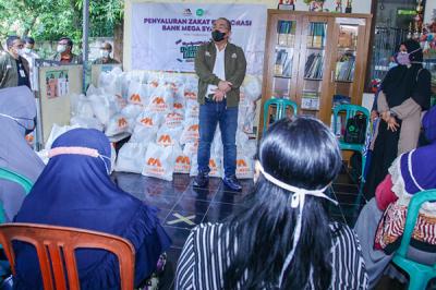 Penyerahan sembako Bank Mega Syariah kepada warga di Jakarta, Selasa (11/5/2021).