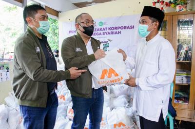 Penyerahan sembako Bank Mega Syariah kepada warga di Jakarta, Selasa (11/5/2021).