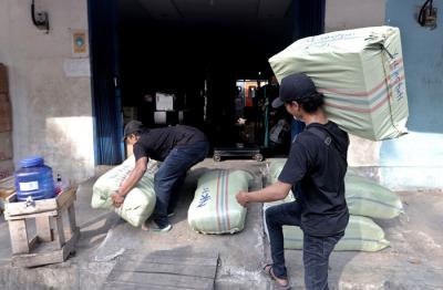 Pekerja memasukkan sepeda motor ke dalam truk sebelum dikirim melalui jasa ekspedisi kereta di Jalan Bungur Raya, Senen, Jakarta, Senin (10/5/2021).