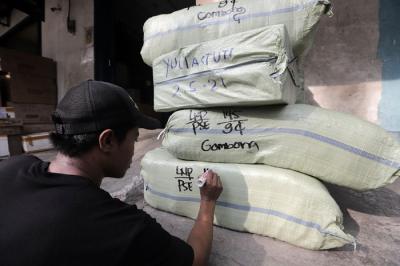 Pekerja memasukkan sepeda motor ke dalam truk sebelum dikirim melalui jasa ekspedisi kereta di Jalan Bungur Raya, Senen, Jakarta, Senin (10/5/2021).