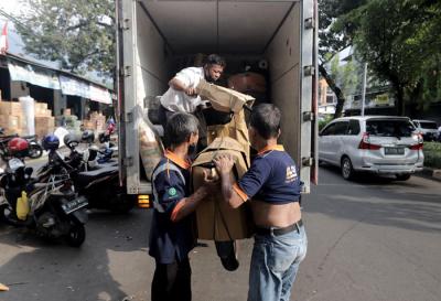 Pekerja memasukkan sepeda motor ke dalam truk sebelum dikirim melalui jasa ekspedisi kereta di Jalan Bungur Raya, Senen, Jakarta, Senin (10/5/2021).