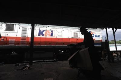 Pekerja memasukkan sepeda motor ke dalam truk sebelum dikirim melalui jasa ekspedisi kereta di Jalan Bungur Raya, Senen, Jakarta, Senin (10/5/2021).