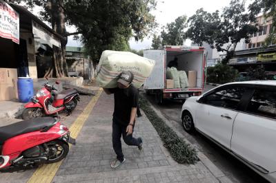 Pekerja memasukkan sepeda motor ke dalam truk sebelum dikirim melalui jasa ekspedisi kereta di Jalan Bungur Raya, Senen, Jakarta, Senin (10/5/2021).