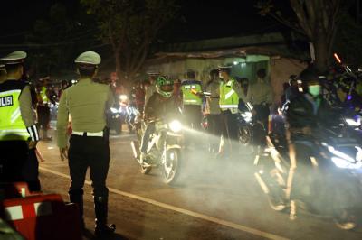 Petugas Kepolisian melepas ribuan pemudik saat melintasi posko penyekatan mudik di Kedungwaringin, Kabupaten Bekasi, Jawa Barat, Senin (10/5/2021).