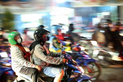 Petugas Kepolisian melepas ribuan pemudik saat melintasi posko penyekatan mudik di Kedungwaringin, Kabupaten Bekasi, Jawa Barat, Senin (10/5/2021).