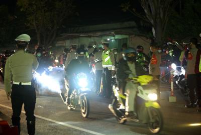 Petugas Kepolisian melepas ribuan pemudik saat melintasi posko penyekatan mudik di Kedungwaringin, Kabupaten Bekasi, Jawa Barat, Senin (10/5/2021).