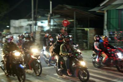 Petugas Kepolisian melepas ribuan pemudik saat melintasi posko penyekatan mudik di Kedungwaringin, Kabupaten Bekasi, Jawa Barat, Senin (10/5/2021).