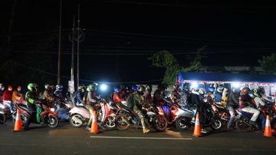 Petugas Kepolisian melakukan penyekatan pemudik di posko penyekatan mudik di Kedungwaringin, Kabupaten Bekasi, Jawa Barat, Senin (10/5/2021).