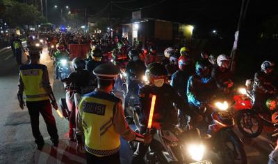 Petugas Kepolisian melakukan penyekatan pemudik di posko penyekatan mudik di Kedungwaringin, Kabupaten Bekasi, Jawa Barat, Senin (10/5/2021).