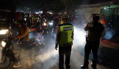 Petugas Kepolisian melakukan penyekatan pemudik di posko penyekatan mudik di Kedungwaringin, Kabupaten Bekasi, Jawa Barat, Senin (10/5/2021).