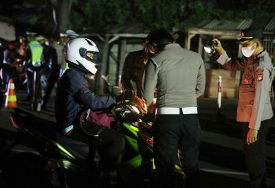 Petugas Kepolisian melakukan penyekatan pemudik di posko penyekatan mudik di Kedungwaringin, Kabupaten Bekasi, Jawa Barat, Senin (10/5/2021).