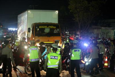 Petugas Kepolisian melakukan penyekatan pemudik di posko penyekatan mudik di Kedungwaringin, Kabupaten Bekasi, Jawa Barat, Senin (10/5/2021).